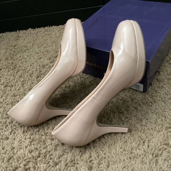 Nude heels - closet staples! 9 DSW Patent Leather - Picture 4 of 8